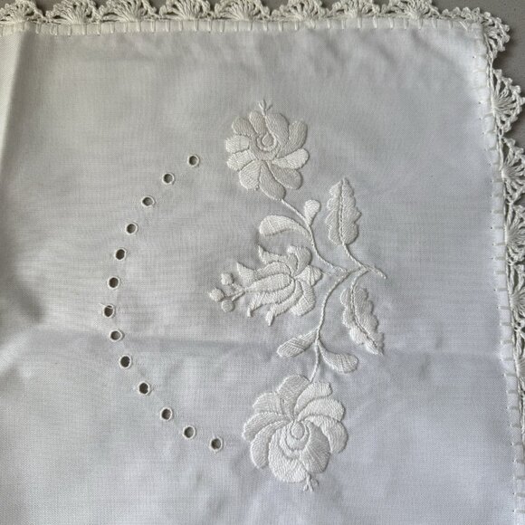 NEW Vintage Table Runner And 2 Placemats Warm White Floral Embroidered Crochet - Picture 7 of 14